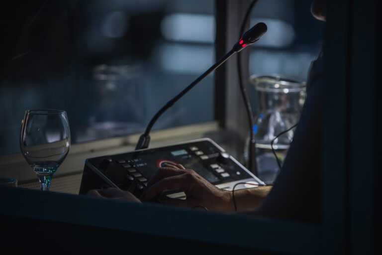 Tradutor simultâneo em cabine