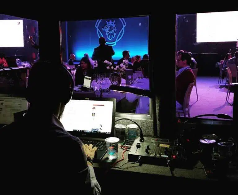 Cabine de traducao com interprete